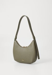 Borsa a mano in pelle verde oliva con design curvo, cerniera dorata e tracolla regolabile. Presenta un logo del marchio discreto sulla parte anteriore.