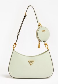 Miętowa torebka w kształcie łuku, z teksturowanego materiału, złotymi akcentami i odpinanym okrągłym etui. Ma brązowy pasek jako akcent.