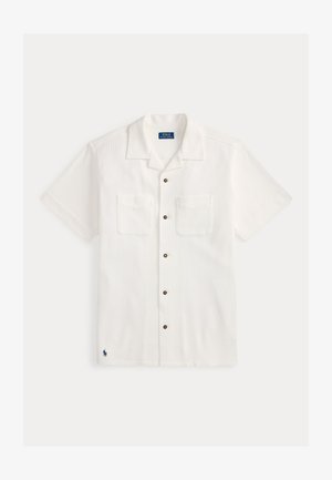 Baltas trumpomis rankovėmis marškiniai su mygtukais, pasižymintys tekstūruotu raštu, dviem krūtinės kišenėmis ir ruda mygtukais. Siuvinėtas logotipas ant krašto.