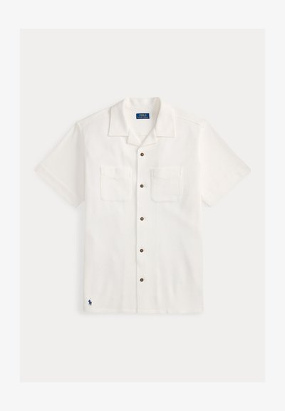Fehér rövid ujjú, gombos ing, texturált mintával, két mellzsebbel és barna gombokkal. A szegélyen hímzett logó található.