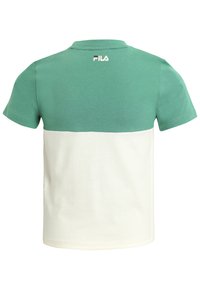 Polo de manga corta para niños que presenta la mitad superior verde y la mitad inferior blanca, hecho de suave algodón con cuello redondo y logo de Fila en la parte posterior.
