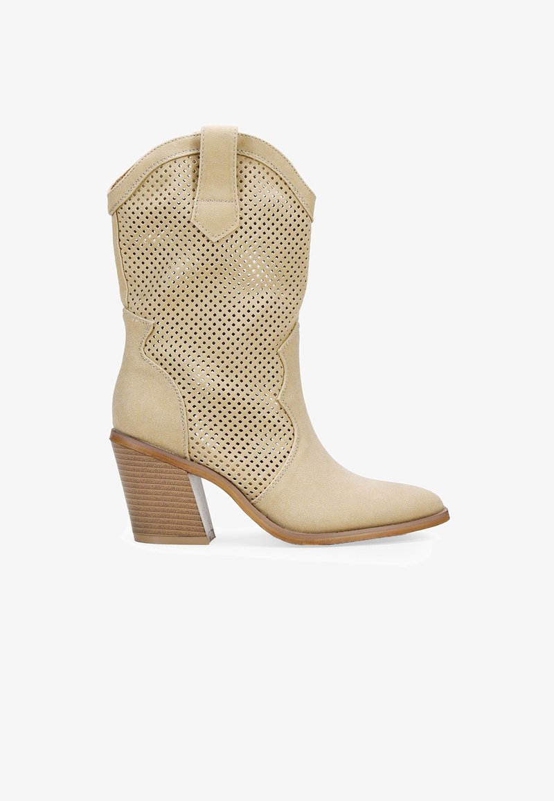 Bota de cowboy de cuero beige con diseño perforado, punta afilada, parte superior curvada y tacón apilado con acentos marrones texturizados.