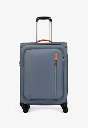 Valigia in tessuto grigio con finitura testurizzata, dettagli arancioni della cerniera, manico retrattile e quattro ruote nere per la mobilità.