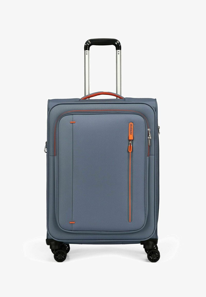 Valigia in tessuto grigio con finitura testurizzata, dettagli arancioni della cerniera, manico retrattile e quattro ruote nere per la mobilità.