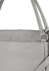 Grijze leren handtas met een korrelige textuur, strak design, verstelbare riem en zilverkleurige accenten. Voorzien van een voorvak.