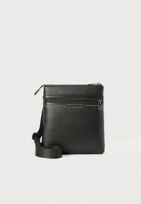 Borsa a tracolla in pelle nera con finitura testurizzata, chiusura con zip e tracolla regolabile. Presenta una tasca frontale con zip e logo in rilievo.