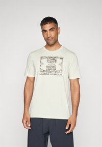 Under Armour ABC CAMO BOXED LOGO - Apdrukāts T-krekls - silt/timberwolf taupe