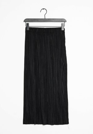 Schwarzer, plissierter Maxirock mit elastischem Bund, der an einem schwarzen Metallkleiderbügel vor einem weißen Hintergrund hängt. Schmeichelnde Textur und elegantes Design.