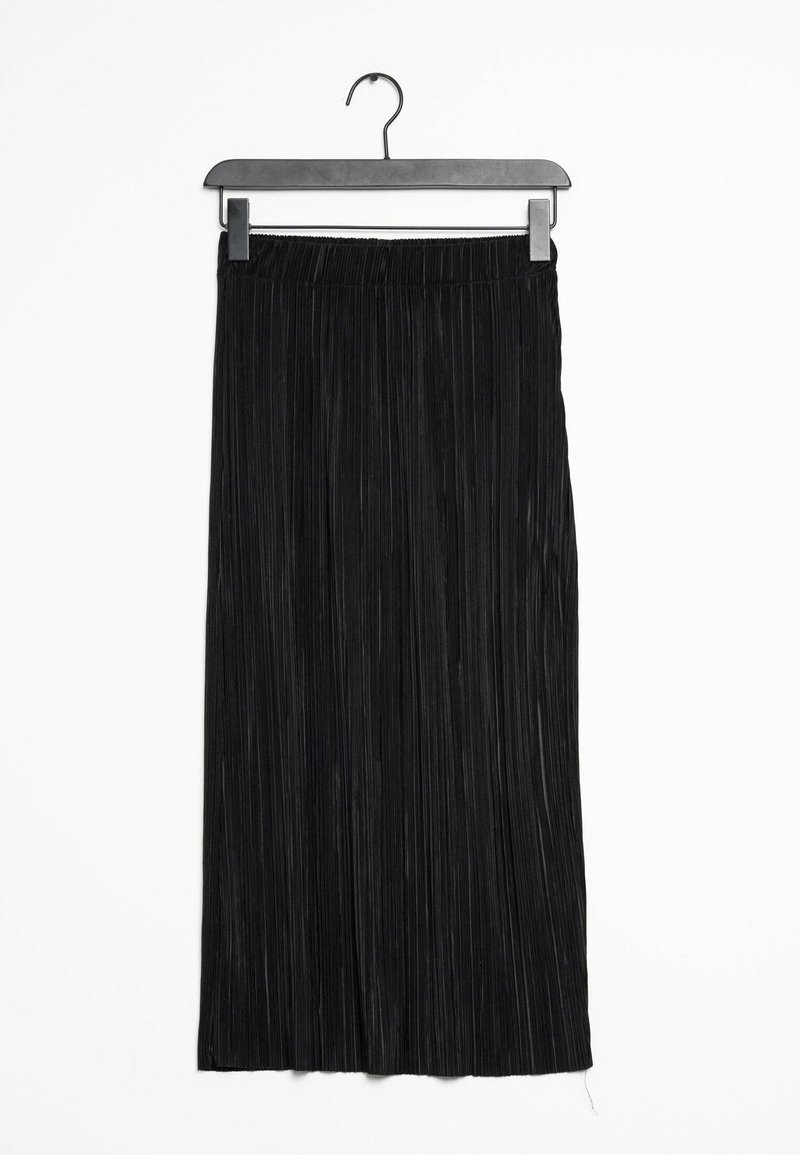 Schwarzer, plissierter Maxirock mit elastischem Bund, der an einem schwarzen Metallkleiderbügel vor einem weißen Hintergrund hängt. Schmeichelnde Textur und elegantes Design.