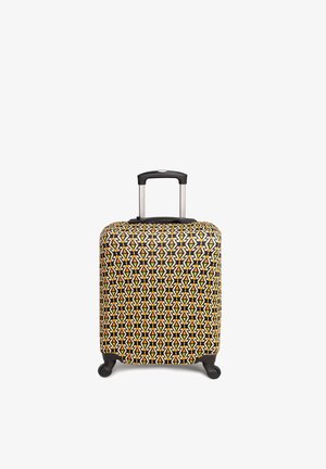 Twarda walizka z geometrycznym wzorem diamentów w kolorach pomarańczowym, żółtym i czarnym. Posiada wysuwaną rączkę i cztery kółka.