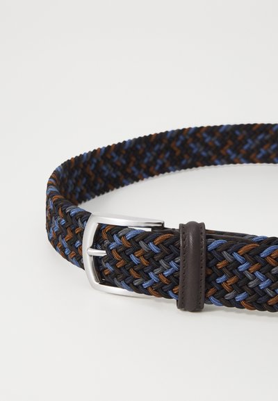 Geflochtenem Gürtel mit einer Mischung aus blauen, orangefarbenen und schwarzen Fäden. Silberne Schnalle und brauner Lederakzent in der Nähe der Schnalle. Dehnbares Design.