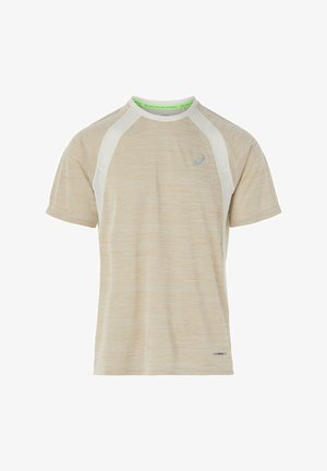 Camiseta atlética de manga corta beige con paneles laterales de malla blanca, escote redondo y pequeño logo reflectante en el pecho.