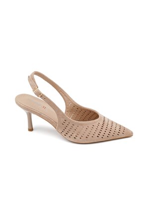 Escarpin slingback en daim beige avec motif perforé, bout pointu, talon moyen fin et bride de cheville réglable avec boucle.