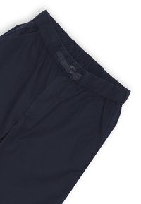 Pantaloni blu navy con cintura elastica, chiusura a bottoni e tasche frontali. Tessuto liscio; presenta cuciture tonali e branding sottili.