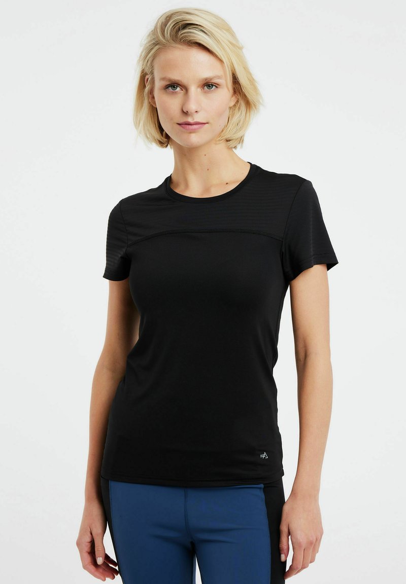 čierne športové tričko vyrobené z hladkej látky, krátke rukávy, okrúhly výstrih, s horizontálnymi rebrovanými detailmi na hornej prednej časti.