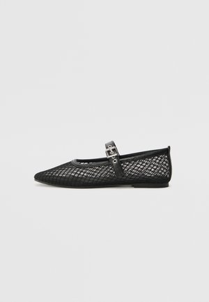Schwarze Netzflachschuhe mit spitzem Zehenbereich, dekorativem Riemen und Schnallen-Detail. Texturiertes Obermaterial und eine glatte schwarze Sohle.
