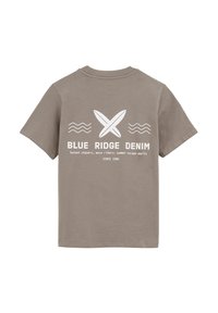 Pelēks kokvilnas T-krekls ar baltu grafisko tāmi aizmugurē, kurā attēlotas sērfošanas dēļi un viļņveida līnijas ar uzrakstu "BLUE RIDGE DENIM" un detaļām.