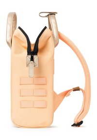 Pfirsichfarbener Rucksack mit einem goldenen Metallgriff, schwarzem Reißverschluss, strukturiertem Stoff und drei horizontalen Gurtbändern für Befestigungen.