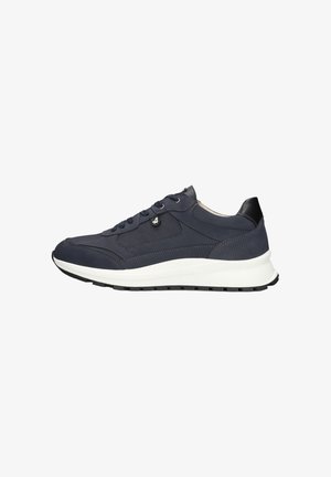 Donkerblauwe sneaker met een glad bovendeel, gestructureerde accenten, een gevoerde witte middenzool en een zwarte rubberen buitenzool met een patroonprofiel.