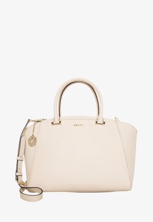 Sac à main DKNY en cuir crème, avec deux anses supérieures et une bandoulière amovible. Dispose de ferrures dorées et d'un porte-clés logo.