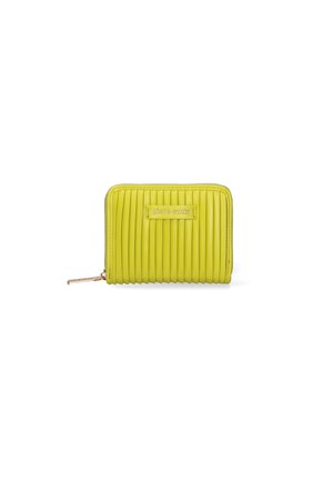 Portafoglio giallo plissettato in pelle, dotato di chiusura con zip e una placca con logo dorato sul fronte. Superficie testurizzata con linee verticali.
