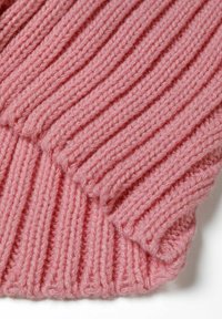 Maglione lavorato a maglia rosa con una texture a costine, caratterizzato da un filato spesso e morbido e da un orlo ripiegato per maggiore calore.