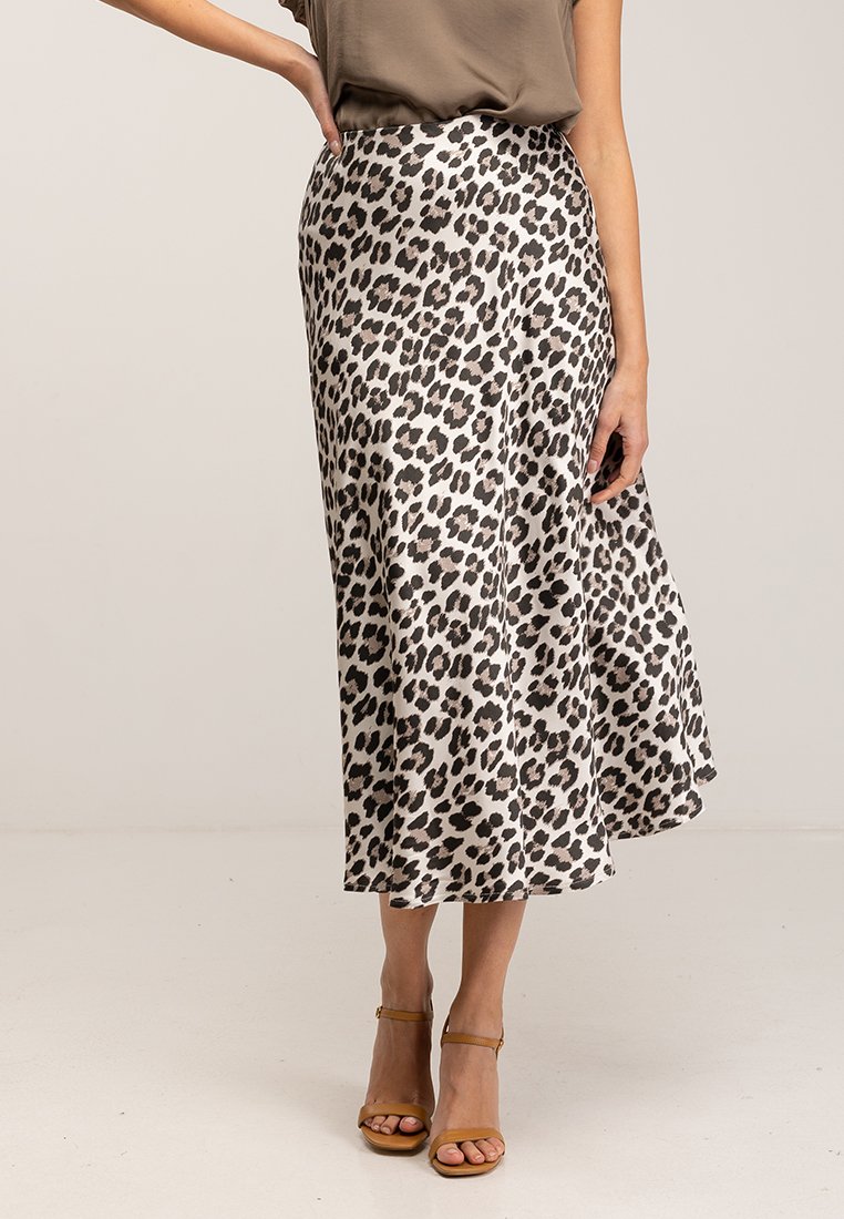 Leopardenmuster-Midikleid mit fließendem Design, aus leichtem Stoff gefertigt. Verfügt über einen Taillenbund und einen asymmetrischen Saum.