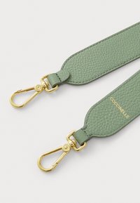 Sangle en cuir vert avec une finition texturée, dotée de fermoirs en métal doré et de coutures, détail de logo embossé sur un côté.