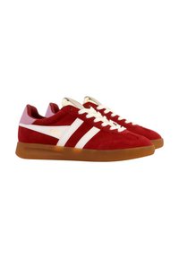 Sneaker in suede rosso con strisce bianche, chiusura con lacci e suola in gomma. Il tallone presenta un accent pink.