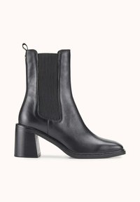 Bottine en cuir noir avec un panneau élastique nervuré, un bout carré et un talon bloc. Dispose d'une fermeture éclair sur le côté pour un enfilage facile.