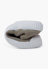 Lengvas sportinis batelis su smėlio spalvos kanvo katė, balta guma padas ir minkštas, sulankstytas dizainas su tekstūruotais raštais ant pado.