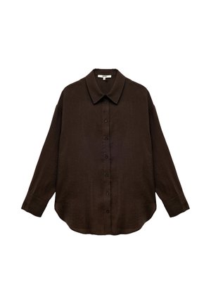 Chemise marron à boutons, avec un col classique et des manches longues, présentant une coupe décontractée et un tissu texturé. Aucun accent supplémentaire visible.