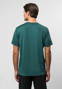 Kratší rukávy, sportovní tričko tmavě zelené barvy, vyrobené z hladké, vlhkost odvádějící látky, s klasickým kulatým výstřihem a uvolněným střihem.