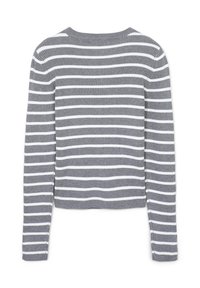 Grau gestrickter Pullover mit weißen horizontalen Streifen, langen Ärmeln und rundem Ausschnitt. Hat eine gerippte Textur und seitliche Schlitze am Saum.