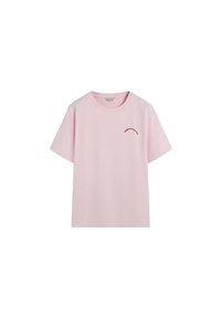 Camiseta de algodón rosa con mangas cortas, cuello redondo y un pequeño logo de texto rojo impreso en la parte superior izquierda delantera. Textura suave, ajuste relajado.