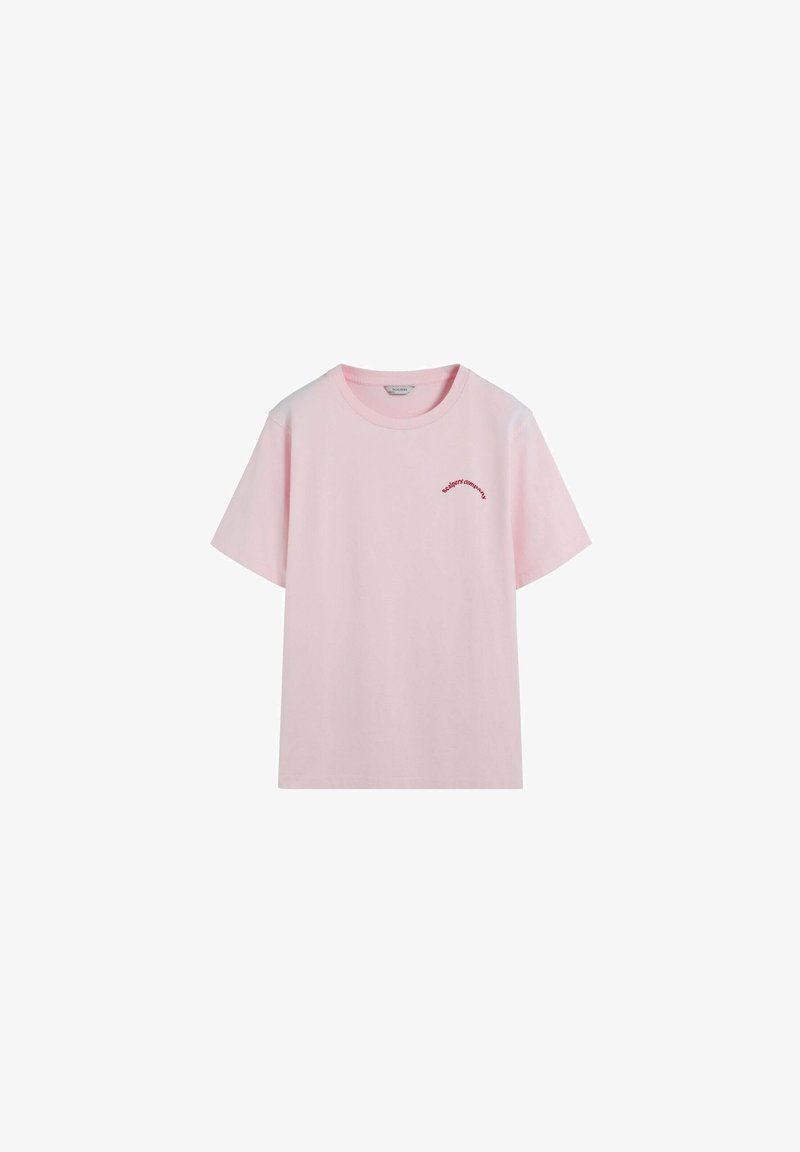 Camiseta de algodón rosa con mangas cortas, cuello redondo y un pequeño logo de texto rojo impreso en la parte superior izquierda delantera. Textura suave, ajuste relajado.