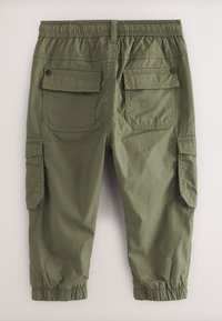 Pantalon cargo vert olive avec taille élastique, deux poches latérales et deux poches arrière. Texture lisse avec poignets froncés aux chevilles.