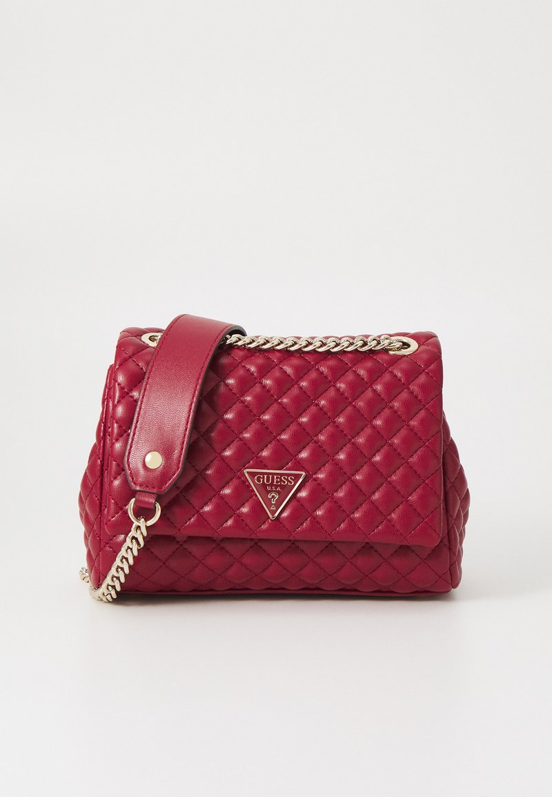 Borsa a tracolla in pelle trapuntata rossa con catena dorata, dettaglio del logo triangolare e chiusura a patta. Caratterizzata da una forma strutturata e una trama liscia.