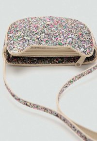 Geantă crossbody cu sclipici și margine bej. Prezintă sclipici multicolor pe exterior, închidere cu fermoar și o curea subțire.
