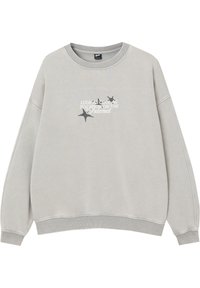 Felpa grigia chiara a maniche lunghe con scollo rotondo e testo bianco "Fai figo come mostri su Internet" con due grafiche di stelle nere.