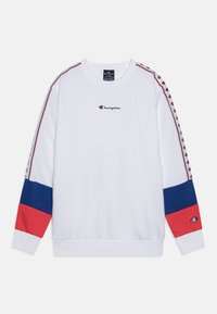 Felpa bianca con maniche lunghe. Presenta accenti rossi e blu sulle maniche e un piccolo logo ricamato sul petto.