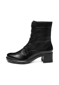 Botte de cheville en cuir noir avec un bout arrondi, un laçage à l'avant et un talon bloc texturé. Présente des accents de couture et une semelle en caoutchouc robuste.
