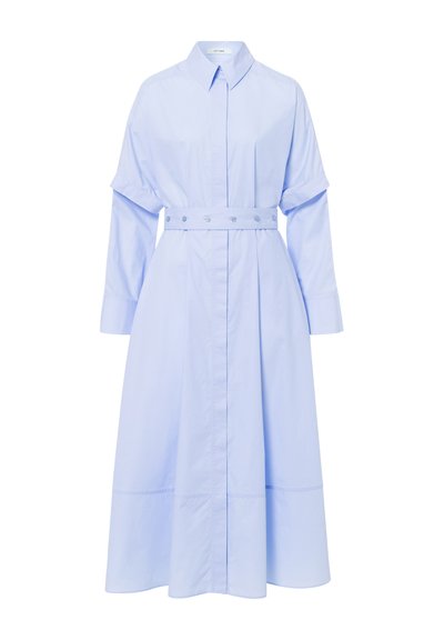 Abito camicia azzurro chiaro realizzato in tessuto misto cotone. Caratterizzato da una chiusura con bottoni sul davanti, una vita con cintura, maniche lunghe con polsini e orlo midi.