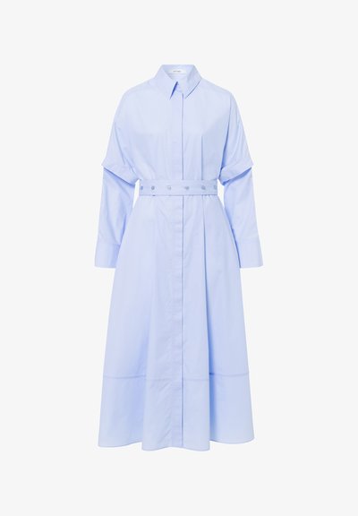 Gaiši zila krekla kleita, izgatavota no kokvilnas maisījuma auduma. Iezīmēts ar pogu priekšpusi, jostu vidukli, garām aprocēm un midi garuma apakšmalu.