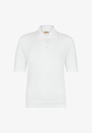 Biała koszulka polo z krótkim rękawem, z diamentowym pikowanym wzorem, patką na guziki oraz ściągaczem przy kołnierzu, rękawach i dole.