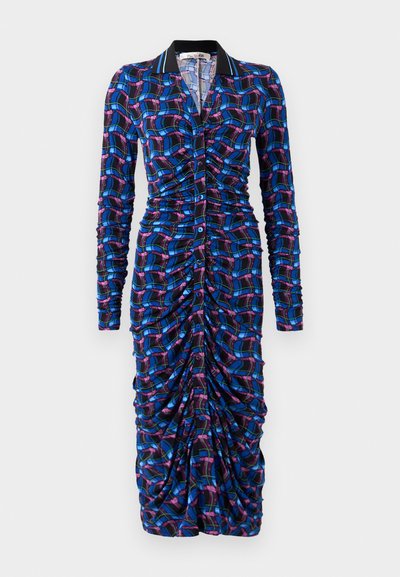 Vestido de mangas compridas com um padrão de xadrez multicolorido, apresentando drapeados ao longo do corpo, um decote com colarinho e fecho com botões.