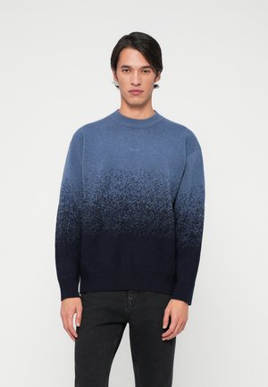 Pull en tricot bleu avec un dégradé allant du bleu clair en haut au bleu marine en bas, avec des poignets et un ourlet côtelés.