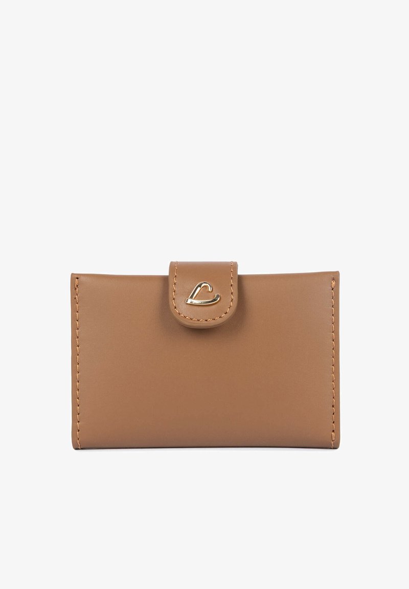 Portefeuille en cuir marron avec une fermeture à languette cousue ornée d'un emblème métallique doré en forme de cœur sur le devant.