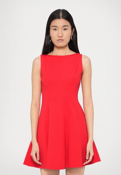 Rotes ärmelloses Kleid mit figurbetontem Oberteil und ausgestelltem Rock, gefertigt aus glattem Stoff. Verfügt über einen Bootsausschnitt und dezente Nahtdetails.