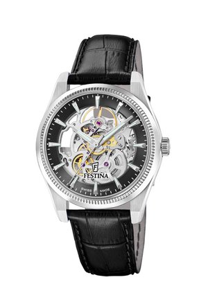 Silberne Festina-Uhr mit sichtbaren mechanischen Zahnrädern, schwarzem Lederarmband und klaren Stundenmarkierungen auf einem schwarzen und transparenten Zifferblatt.